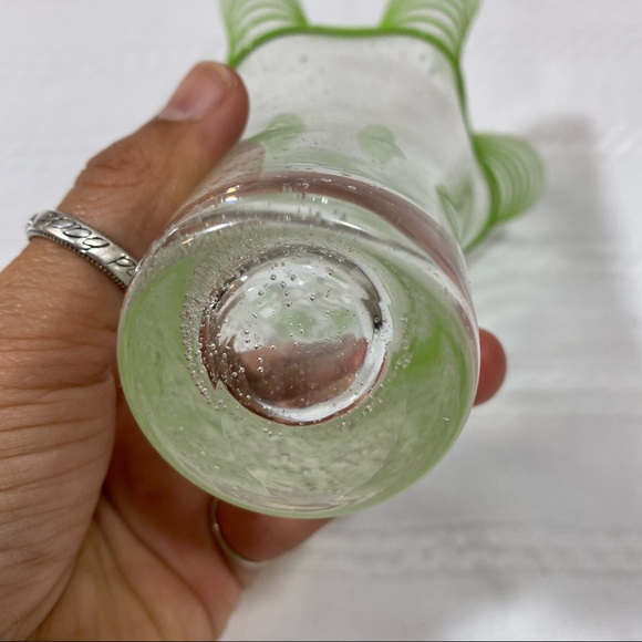 Vintage glass Flower vase green glass overlay in  a spiral - Picture 3 of 8